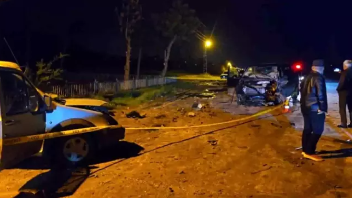 Amasya'da Minibüs ile Hafif Ticari Araç Kafa Kafaya Çarpıştı, 7 Yaralı