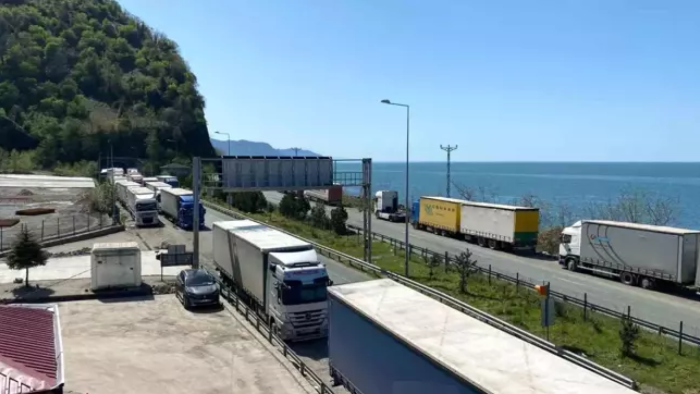 Sarp Sınır Kapısı'nda Tır Kuyruğu ve Bayram Hasreti