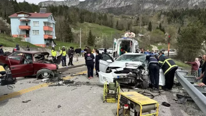 Araçların paramparça olduğu kazada 3 kişi olay yerinde öldü