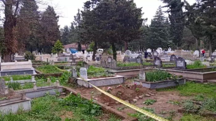 Mezarlıkta akıl almaz olay! 4 kişi hastanelik oldu